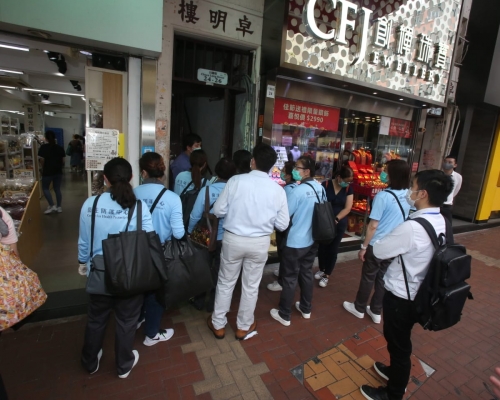 政府人員到確診女童居住大樓消毒及派樣本瓶