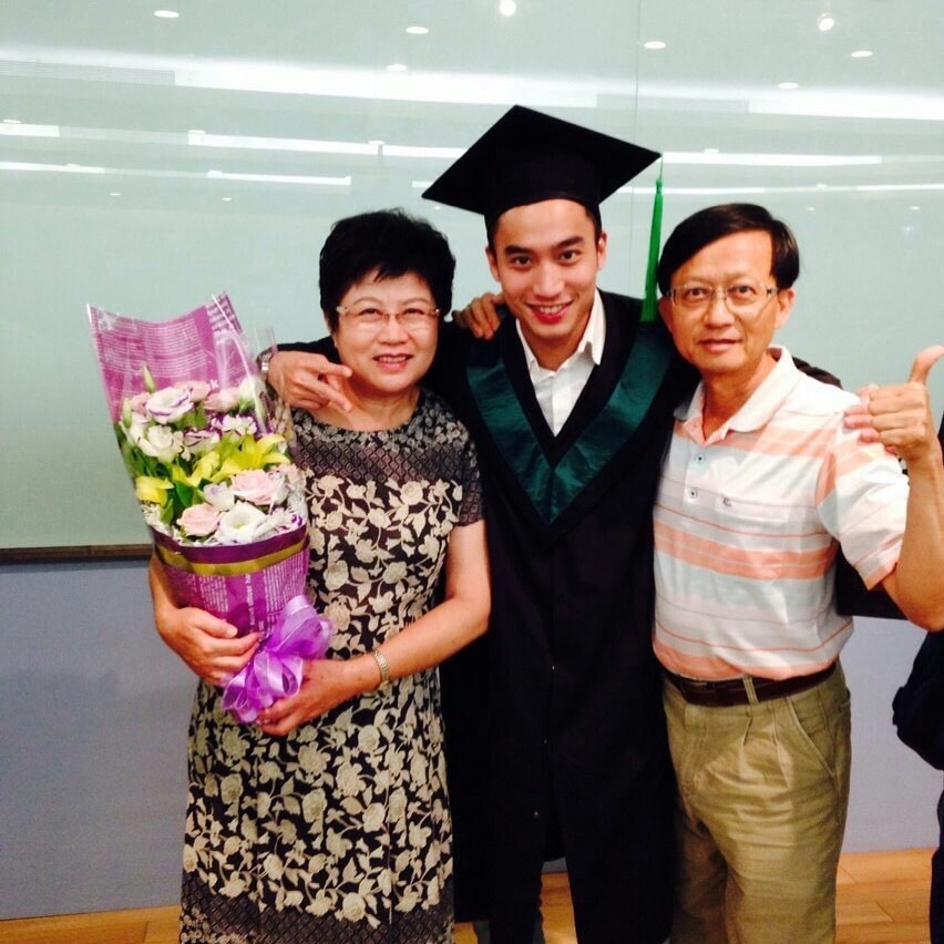賴弘國畢業於台灣私立輔仁大學醫學系。