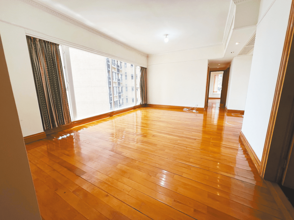 大厅空间宽阔，以浅色调墙身配衬亮丽木地板。