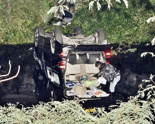 私家車失事衝落河道。