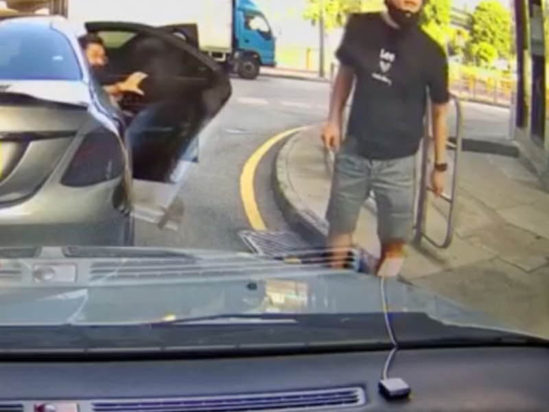 Benz司機爬頭後,又落車惡人先告狀。網圖