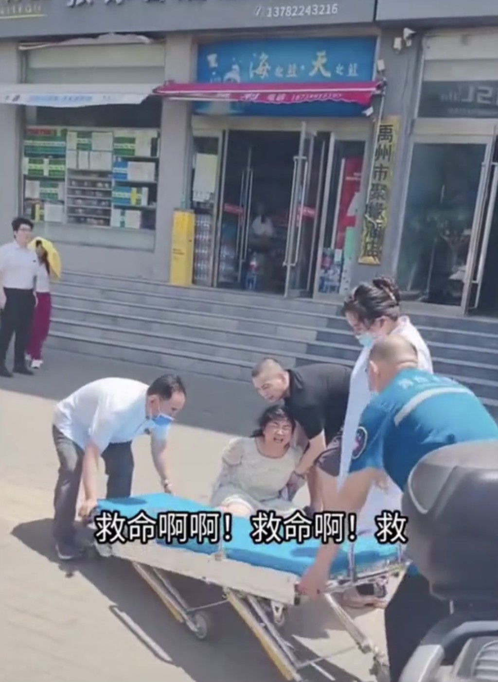 河南女子被強制帶走治療。抖音@有你不孤單 河南女子被強制帶走治療。抖音@有你不孤單