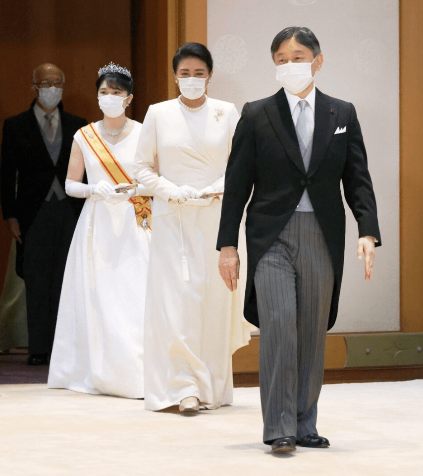 自2021年成年皇族亮相以来,爱子的聪明、友善、幽默与关怀民众的形象,使其民间支持度逐年上升,不少日本人认为由她继承皇位“顺理成章”。路透社 自2021年成年皇族亮相以来,爱子的聪明、友善、幽默与关怀民众的形象,使其民间支持度逐年上升,不少日本人认为由她继承皇位“顺理成章”。路透社