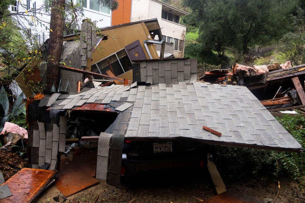 加州遭遇強降雨等極端天氣，摧毀不少房屋。路透社