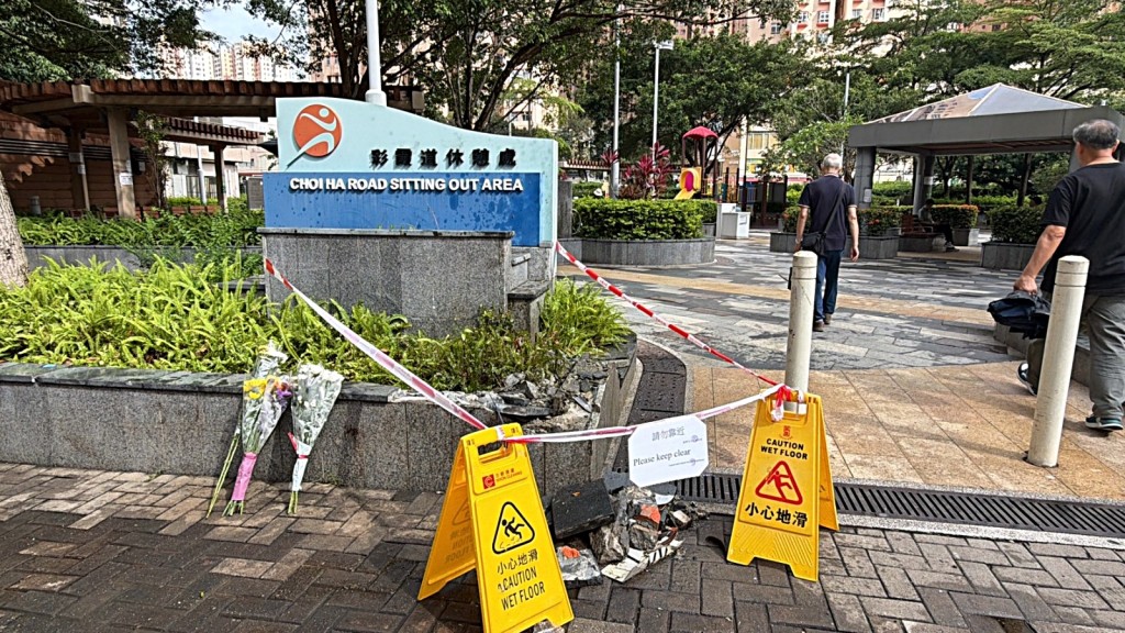 現場仍被圍封。 現場仍被圍封。