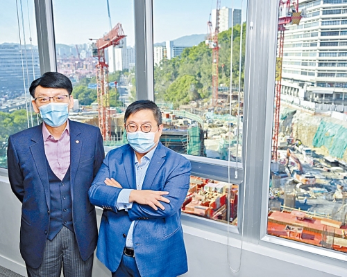 ■葵涌醫院行政總監阮家興（左），冀身後正重建的醫院為病人改善環境。