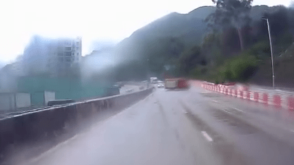 後方車輛驚險避過一劫。 後方車輛驚險避過一劫。