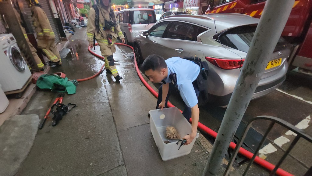 消防協助救出住戶及寵物龜。