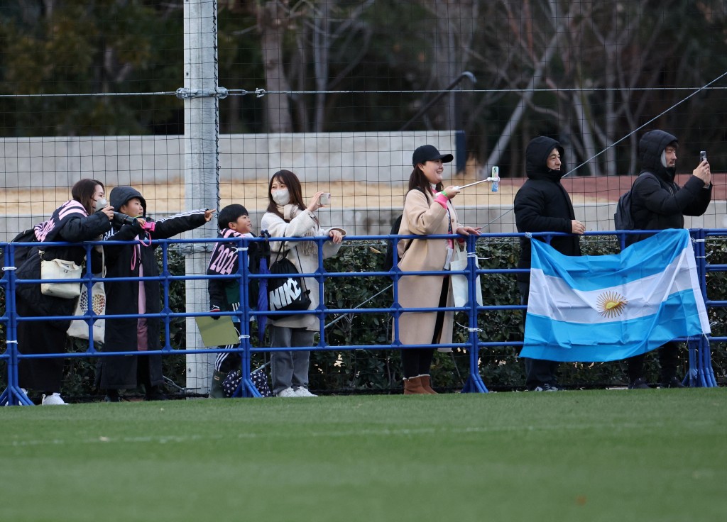 日本球迷观看美斯操练。Reuters