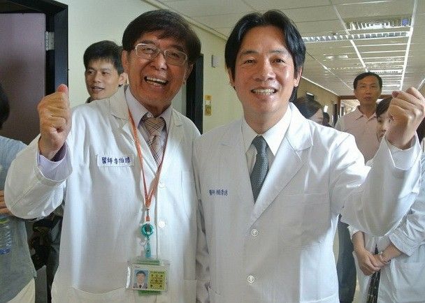 曾任医生的赖清德（右）在任职台南市长时曾重披医生袍，与器官捐赠移植登录中心董事长李伯璋，一起为器官捐赠拍摄宣导短片。 互联网图片