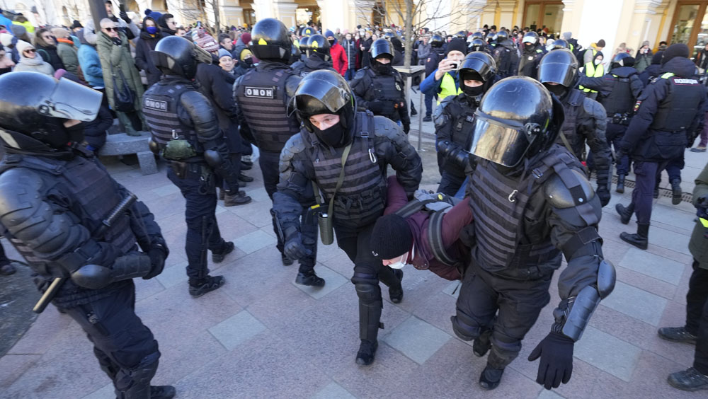 警方在聖彼得堡針對俄羅斯襲擊烏克蘭的行動中拘留了一名示威者。AP圖