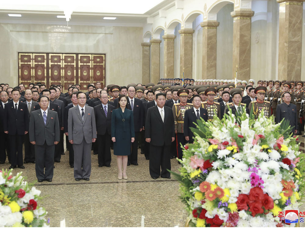 金正恩夫婦到錦繡山太陽宮參拜,未見金與正引猜測。朝中社/AP圖片
