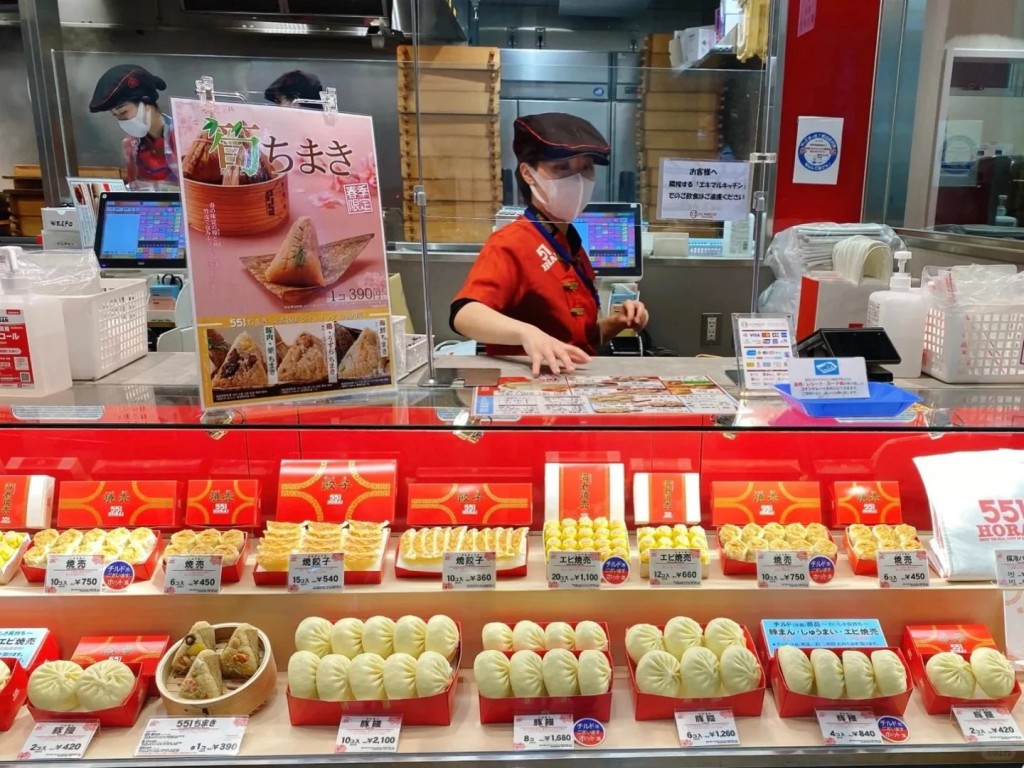 551蓬莱猪肉是大阪有名的食品，吸引大量日本国民及游客购买。小红书