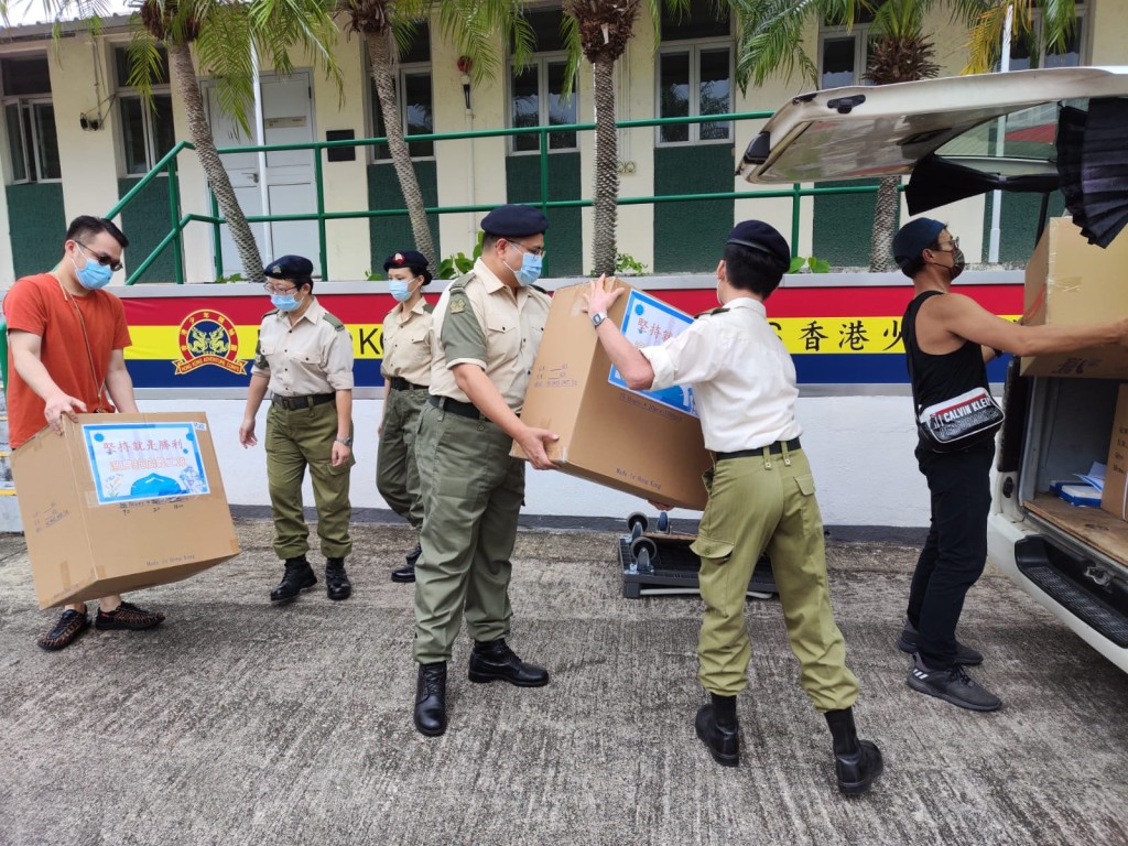 渔农抗疫义工队到全港为学校、基层家庭及安老院舍送上物资。