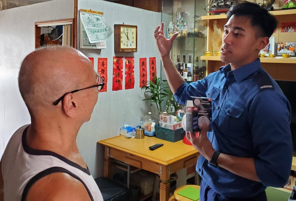 探訪隊為長者安裝獨立火警偵測器,並向他們宣傳防火訊息。消防處FB圖片 探訪隊為長者安裝獨立火警偵測器,並向他們宣傳防火訊息。消防處FB圖片