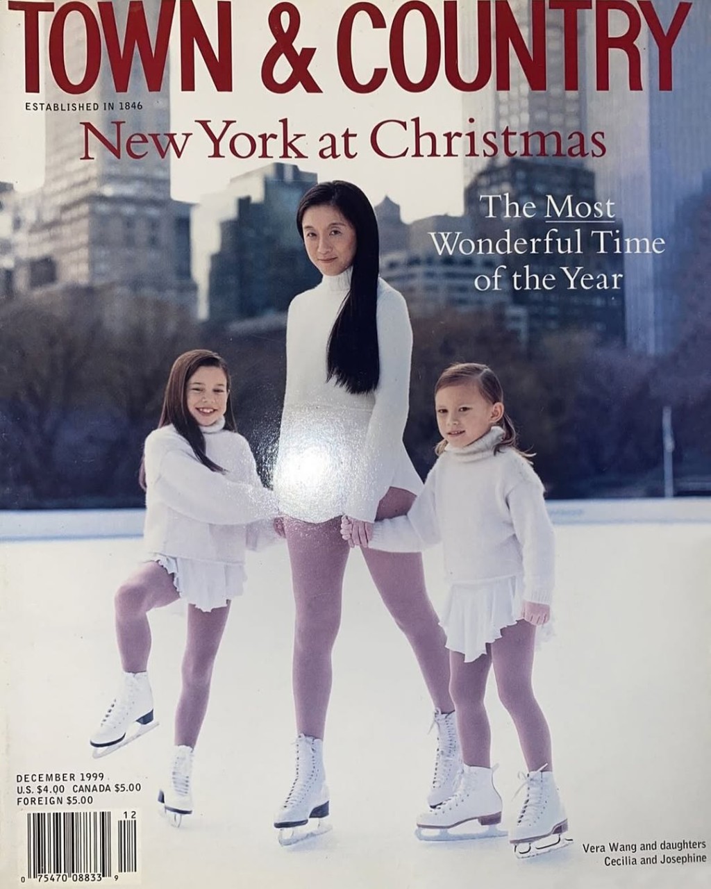 在另外的照片中則看到成為人母後的Vera Wang 帶同一對標緻如洋娃娃的女兒一起登上運動雜誌封面,三母女同樣顏值爆燈。 在另外的照片中則看到成為人母後的Vera Wang 帶同一對標緻如洋娃娃的女兒一起登上運動雜誌封面,三母女同樣顏值爆燈。