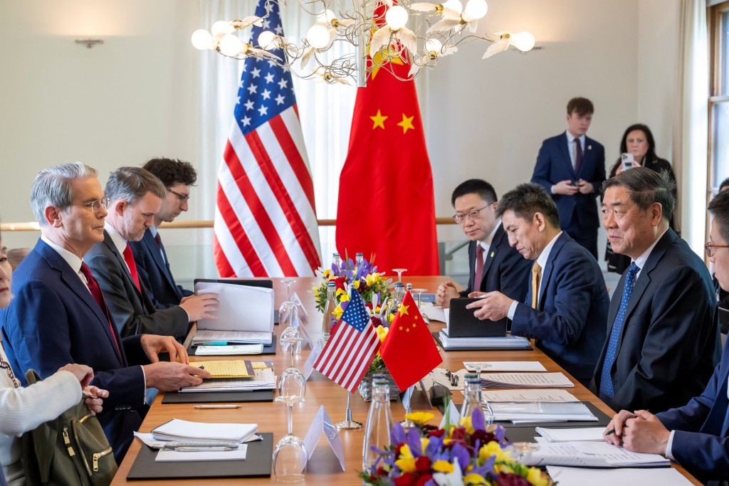 李成鋼（右中）一直陪同何立峰（右2）進行中美經貿高層會談。路透社