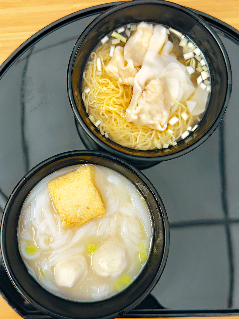 國泰貴賓室的雲吞麵和魚蛋粉。