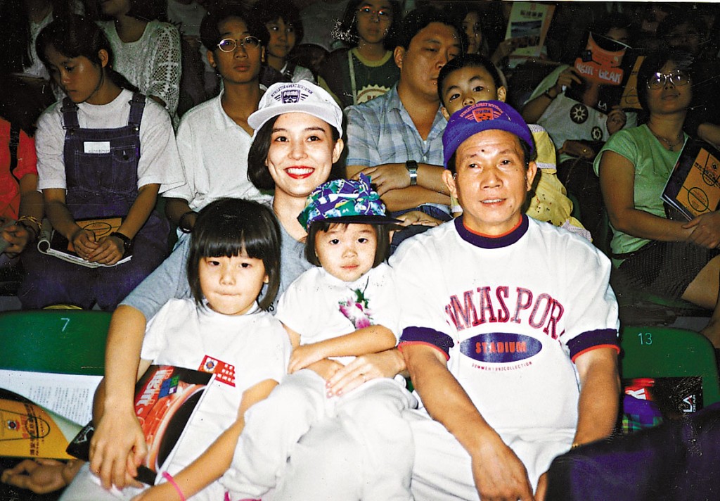 劉家良與翁靜晶及兩名女兒昔日留影。