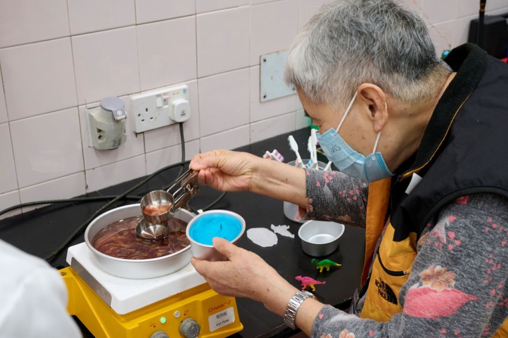 活到老學到老,長者參與「化石探奇」實驗班,親手體驗化石挖掘過程,充分體驗科學的魅力。(由香港科學館提供) 活到老學到老,長者參與「化石探奇」實驗班,親手體驗化石挖掘過程,充分體驗科學的魅力。(由香港科學館提供)