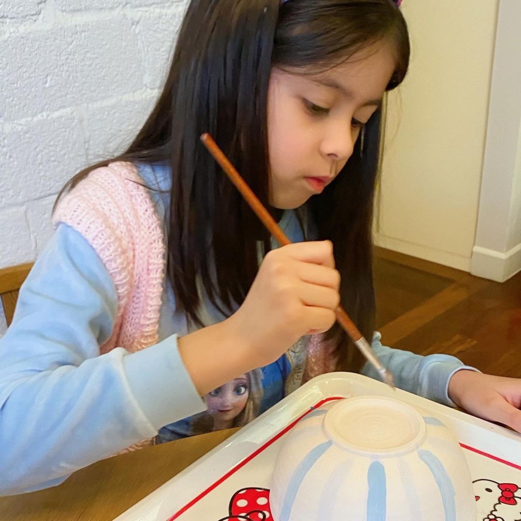 Gigi制作陶瓷碗和杯后，交给囡囡Sofia填颜色。