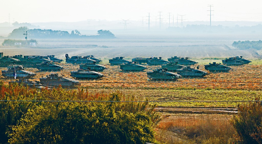 大批以色列坦克和戰車昨天在南部接壤加沙地帶的邊境集結。
