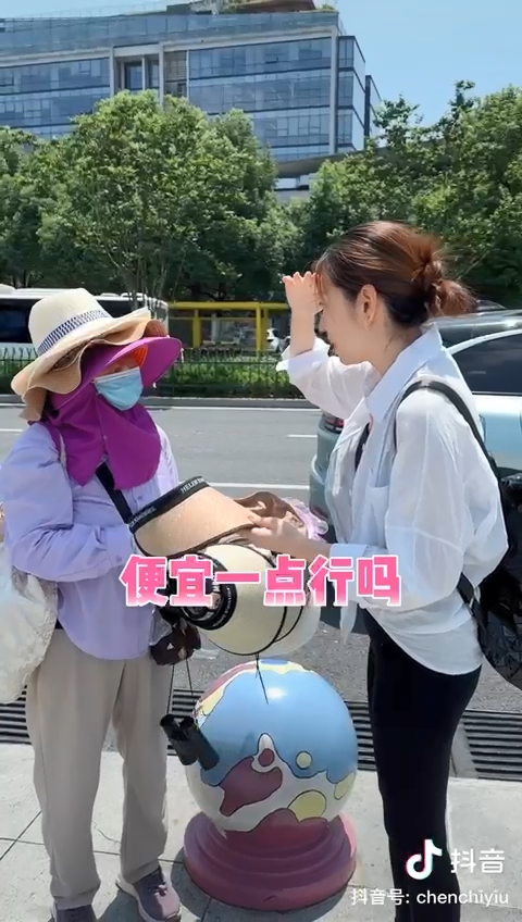 陳自瑤聽到小販嬸嬸聲稱太陽帽要35元，立即施展講價技術。