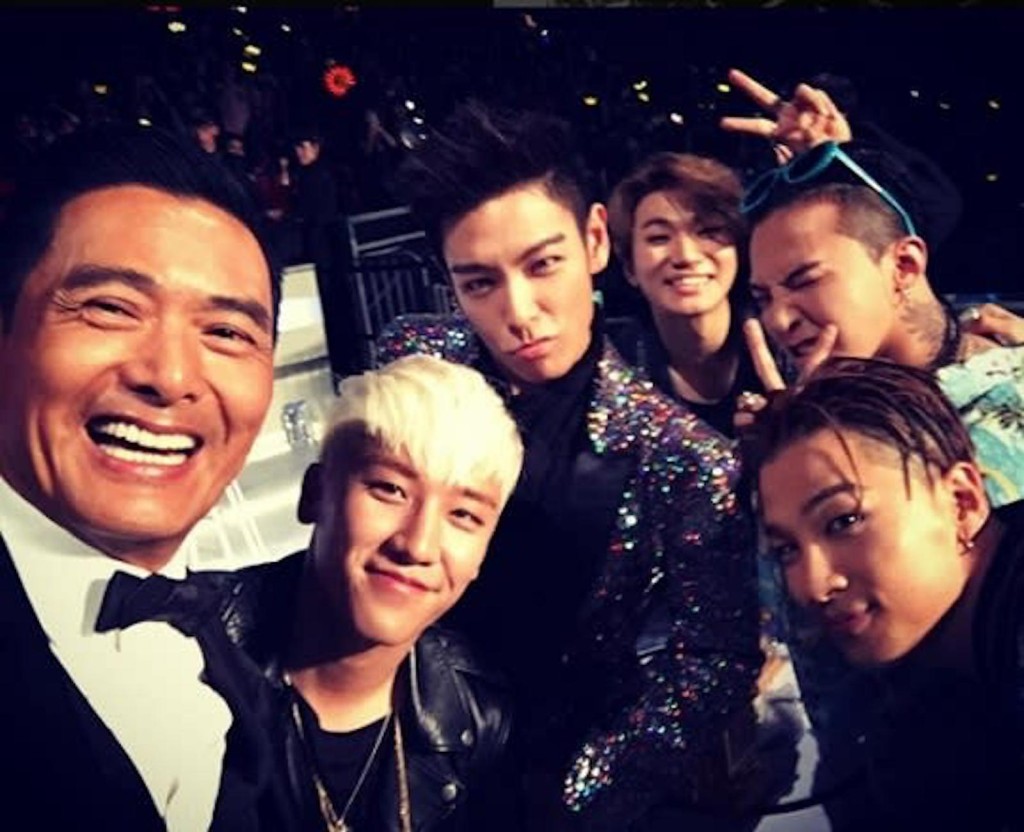 周润发2015年获邀出席「MAMA颁奖礼」，并与BIGBANG合照。