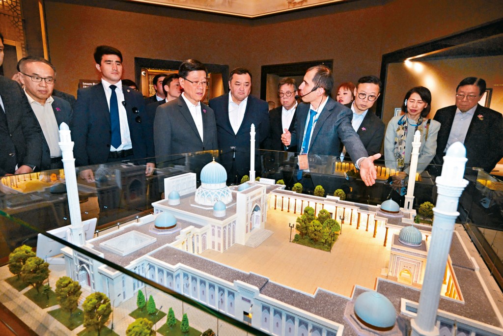 李家超到訪烏茲別克伊斯蘭文明中心，了解當地文化保育、學術研究和教育推廣工作。