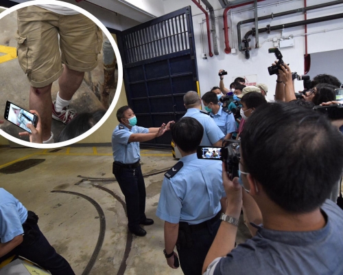 一名記者跌倒後腳部受傷,有傳媒與警員理論。