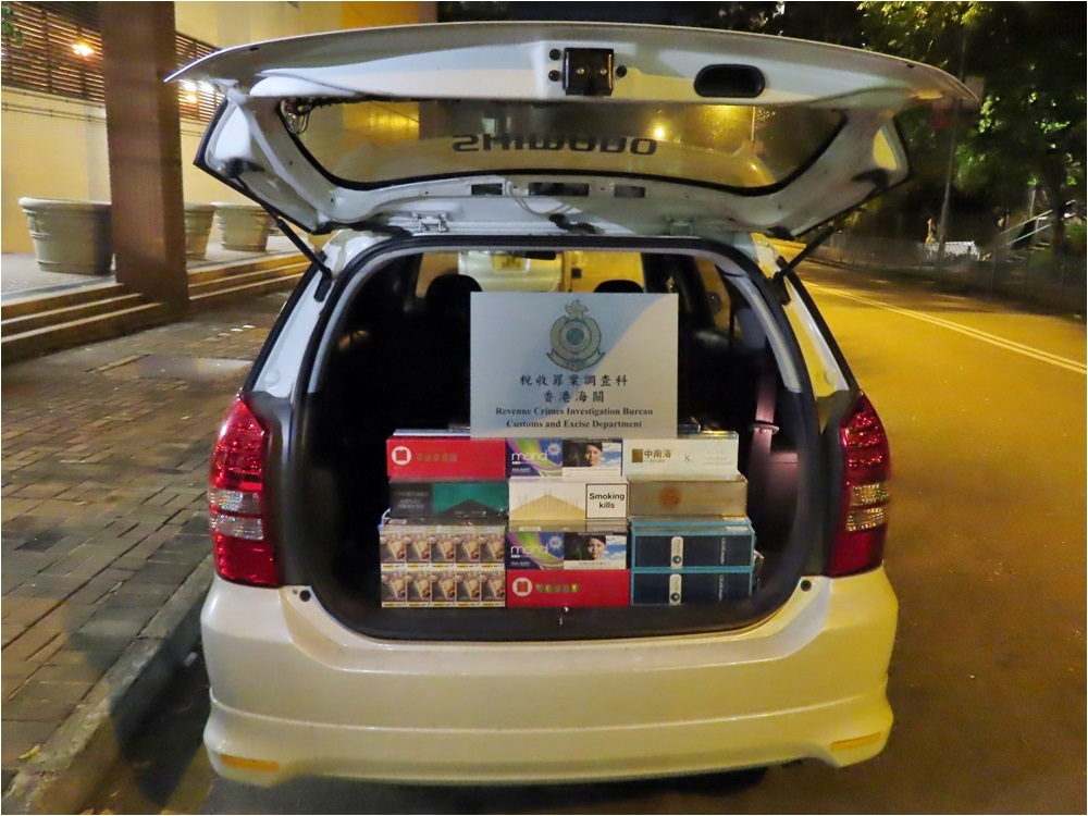 其中一輛懷疑用作分銷私煙的車輛。海關圖片