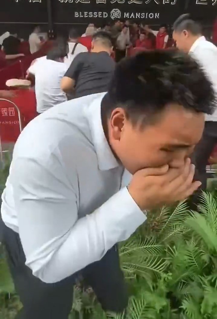 楼盘营销中心外,保安向人群喷辣椒水。微博@金融八卦女 楼盘营销中心外,保安向人群喷辣椒水。微博@金融八卦女