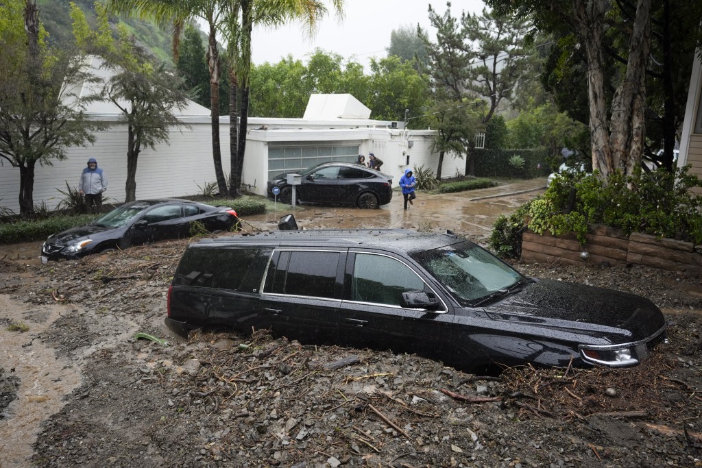 比華利山附近豪宅區多架車被泥石流淹埋。美聯社