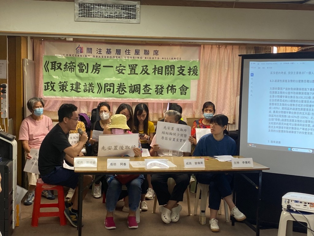 劏房户阿晚（右2）表示劏房环境恶劣，发出恶臭「揽住厕所瞓咁」。 翁嘉琳摄