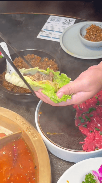 火锅也有人用生菜包肉吃。 抖音