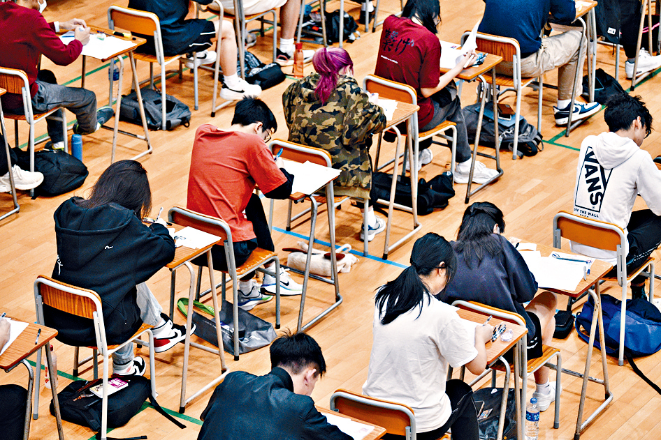 考評局昨提醒學校考生，在放榜當日按所屬學校的安排，回校領取成績通知書。