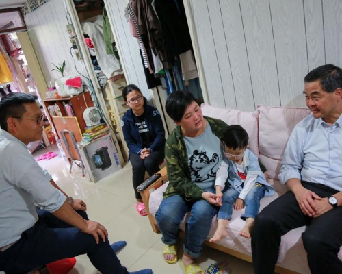 梁指馮太一家指當時對方仍住在劏房，近年上了公屋「比中六合彩還開心」。