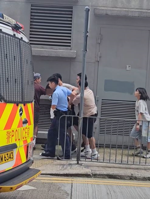 被捕的內地男子由警員帶上警車。fb「George Chan」影片截圖