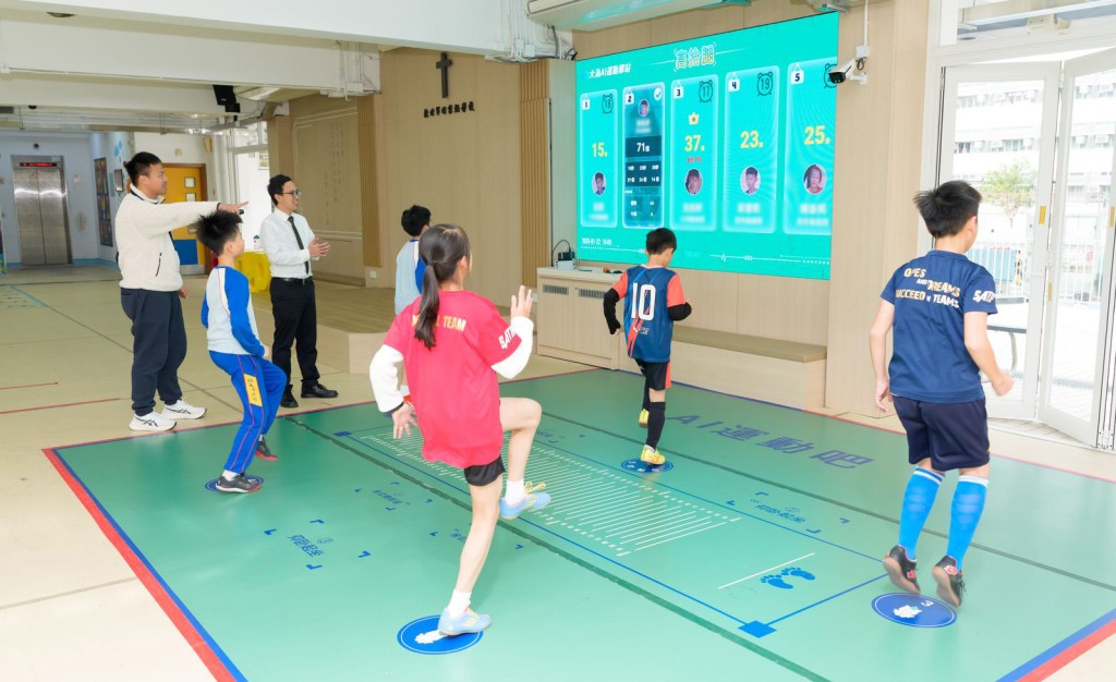 李校长与体育老师正运用先进AI 科技精准监测学生的运动表现，推动训练成效提升。
