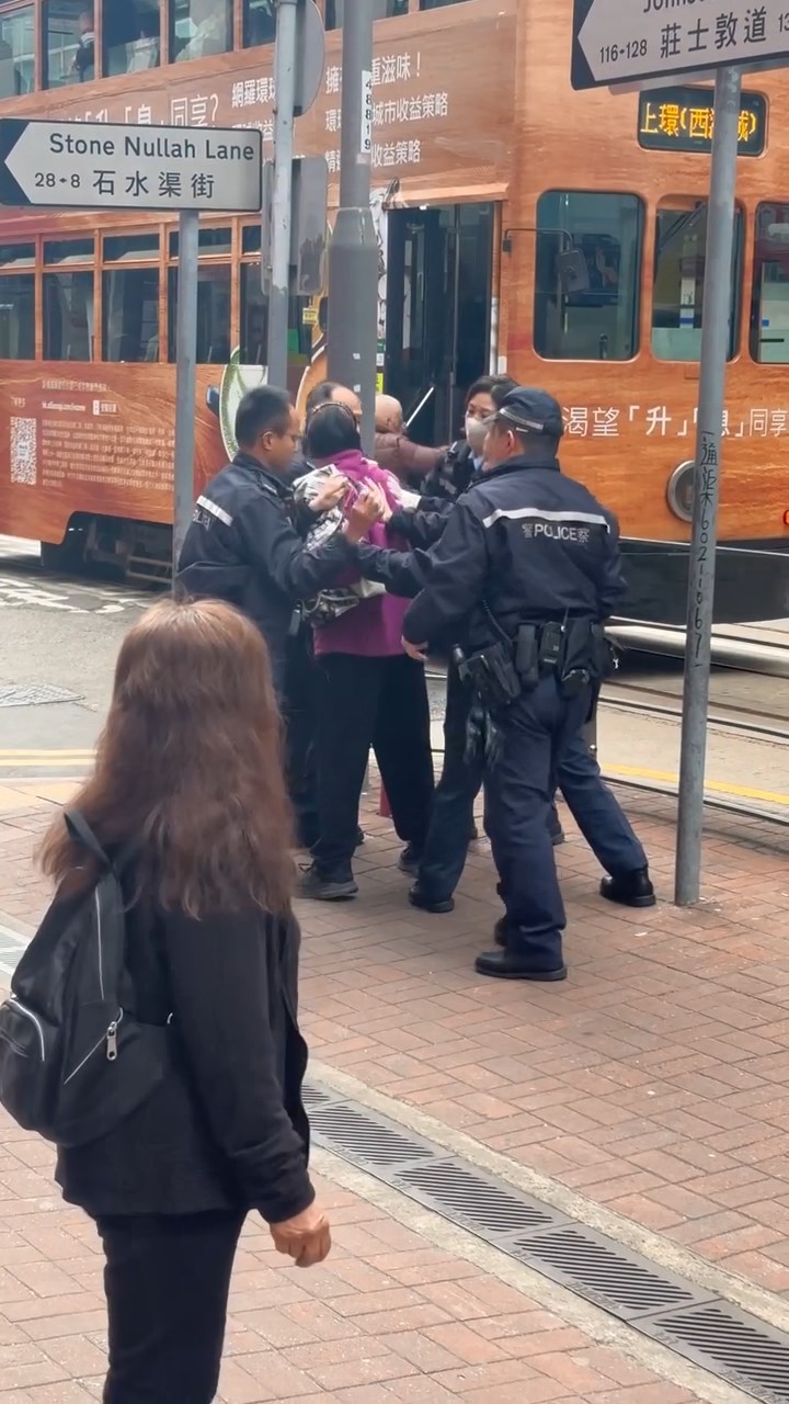 5名警員將老婦包圍。jsssii0_0@Threads片段