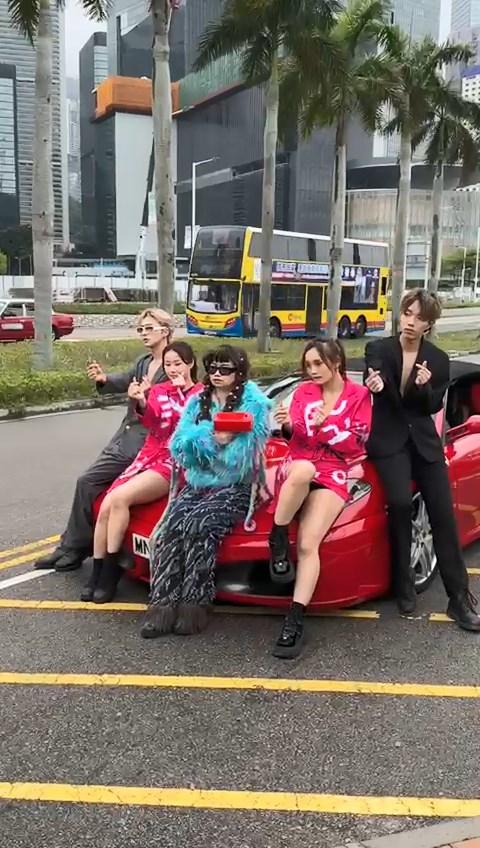 更出動跑車拍攝薛影儀新歌MV。