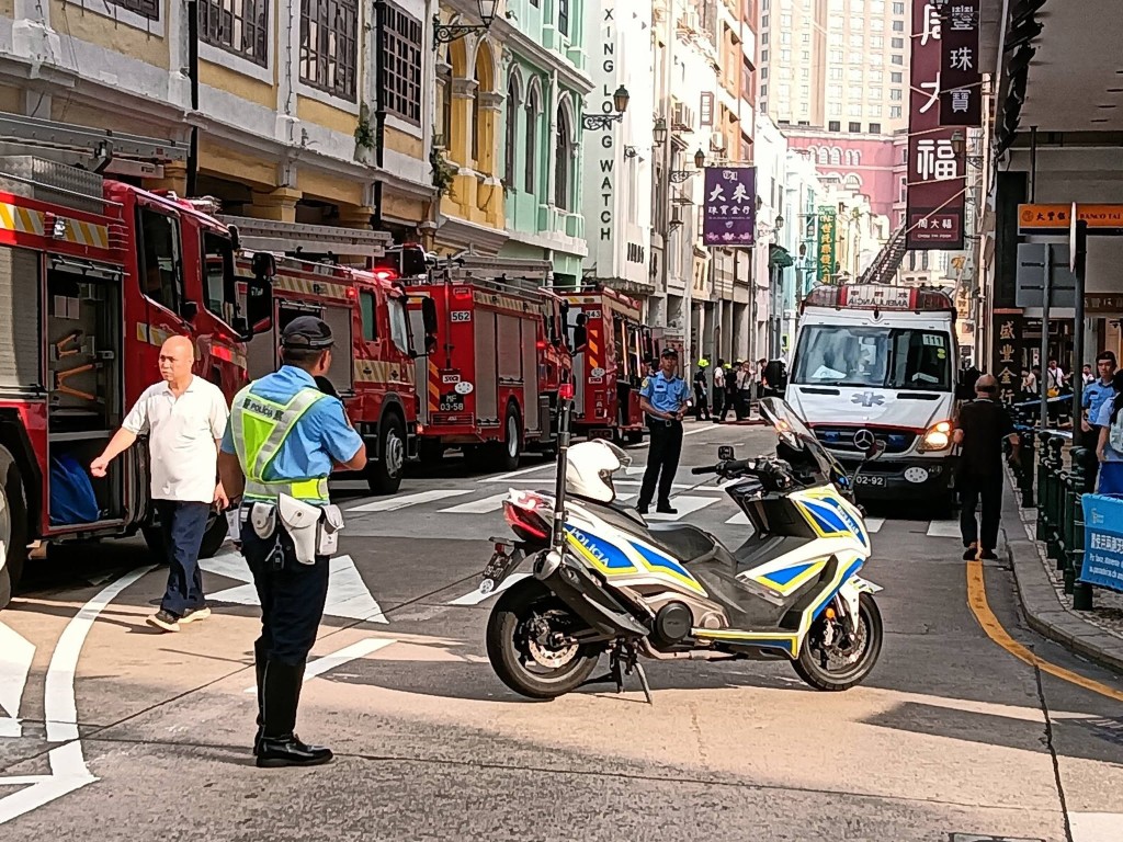 多輛救援車輛到場。fb「澳門交通現場」圖片 多輛救援車輛到場。fb「澳門交通現場」圖片