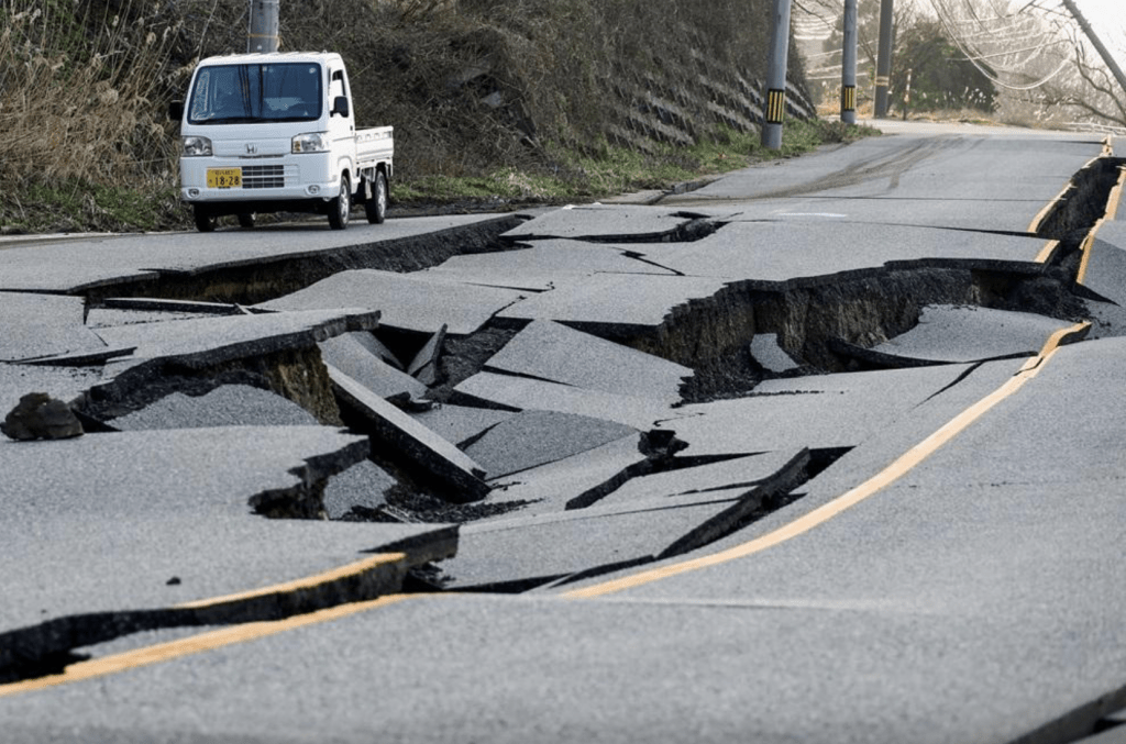 日本地震調查委員會日前證實，東北三陸海域當地目前正出現加速進行的「慢滑移」（Slow Slip）地殼異動現象。路透社
