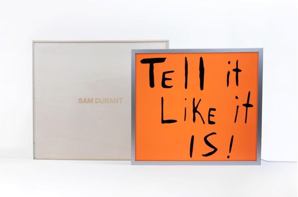 美國藝術家山姆·杜蘭特（Sam Durant）的電子燈牌作品《實話實說！》。