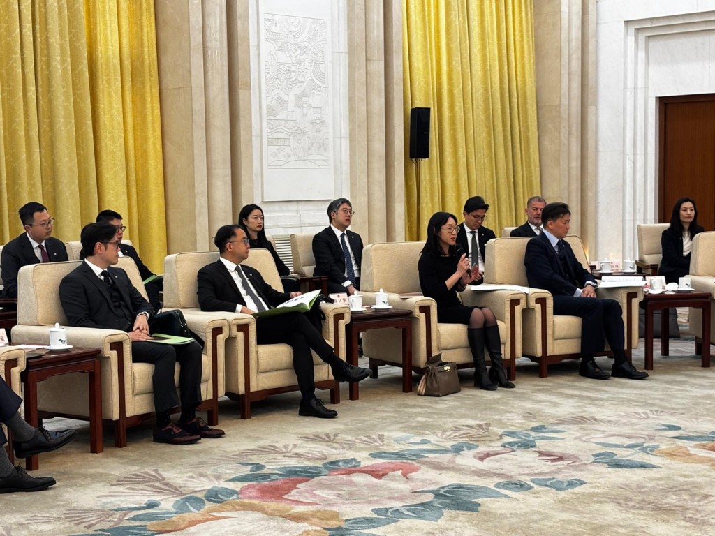 副主席、資深大律師薛日華（前排右二）在與全國人大常委會基本法委員會主任、全國人大常委會法工委主任沈春耀會面時發言。