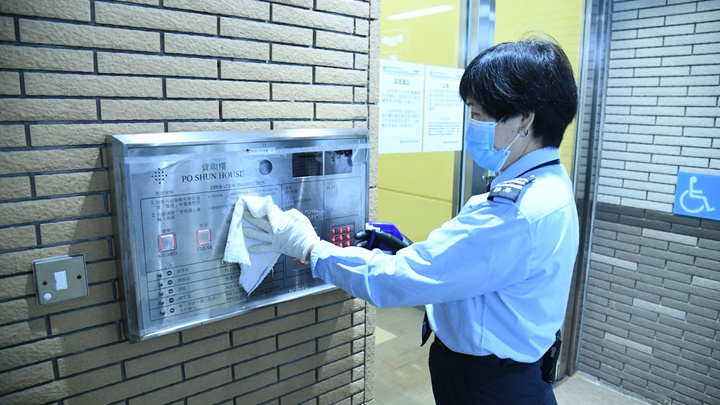 環保署向住宅大廈清潔工及物管人員派發快决檢測包和口罩。資料圖片