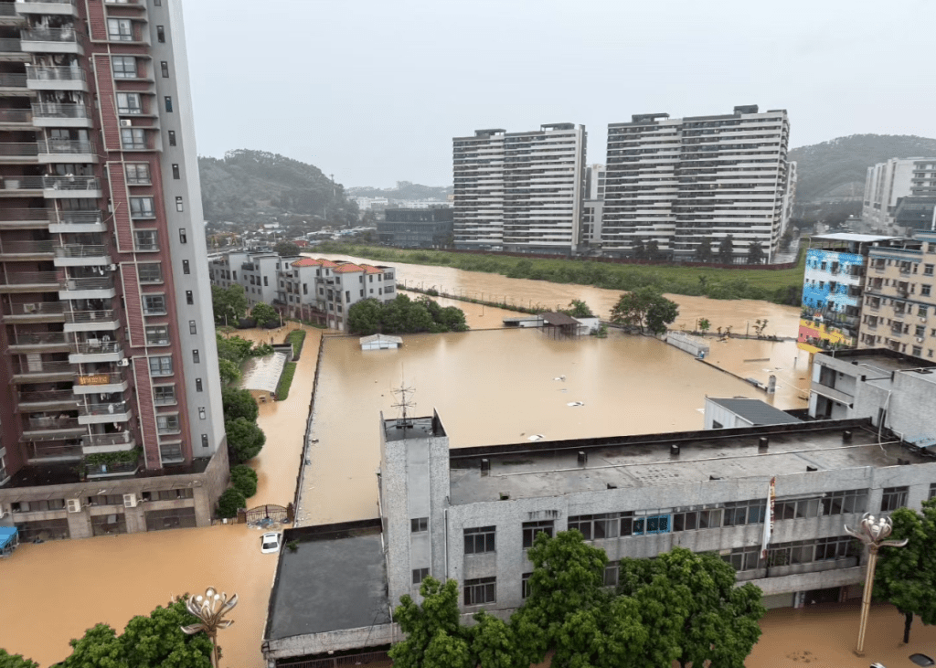 东莞暴雨引发严重水浸。小红书
