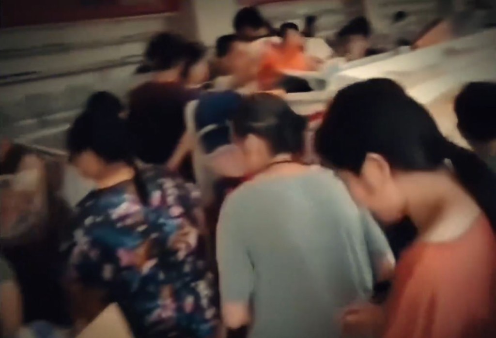 大批懷集民眾對零食超市「零元購」。抖音