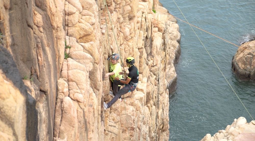 在多次不信任教練的指示，欣宜最終領悟到要學識放手去信任身邊人。