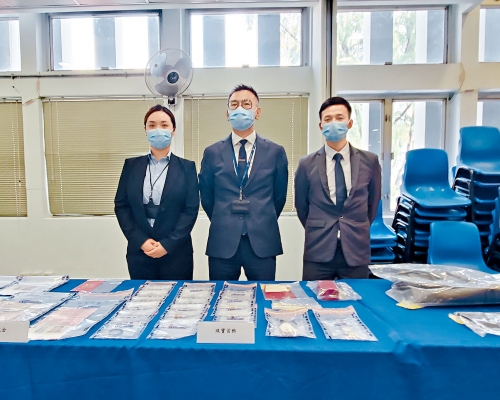 ■署理警司連健德（中）講述案情及展示證物。